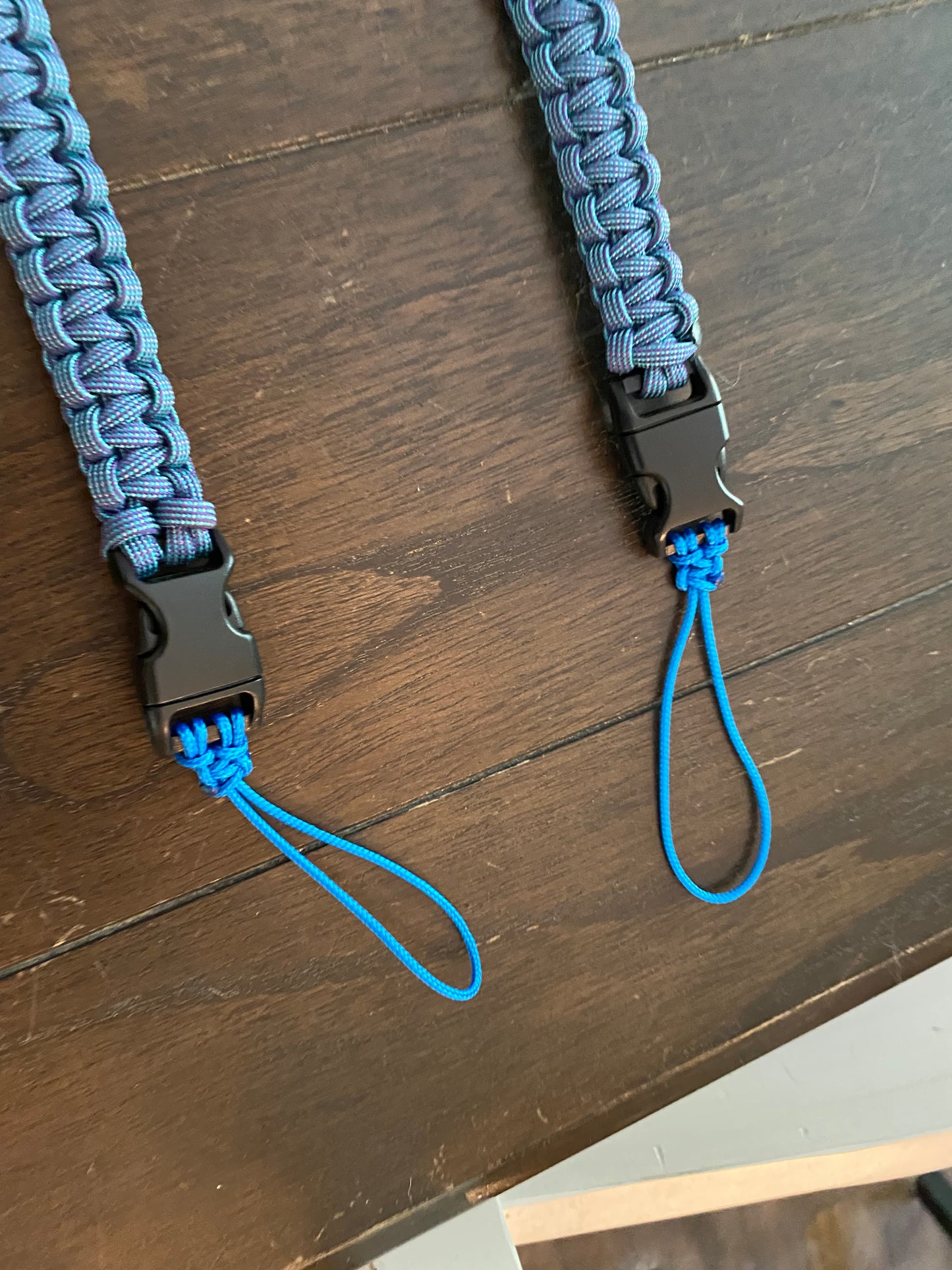 the buckle ends of a cobra knot binocular lanyard crafted using 550 paracord and the cobra knot