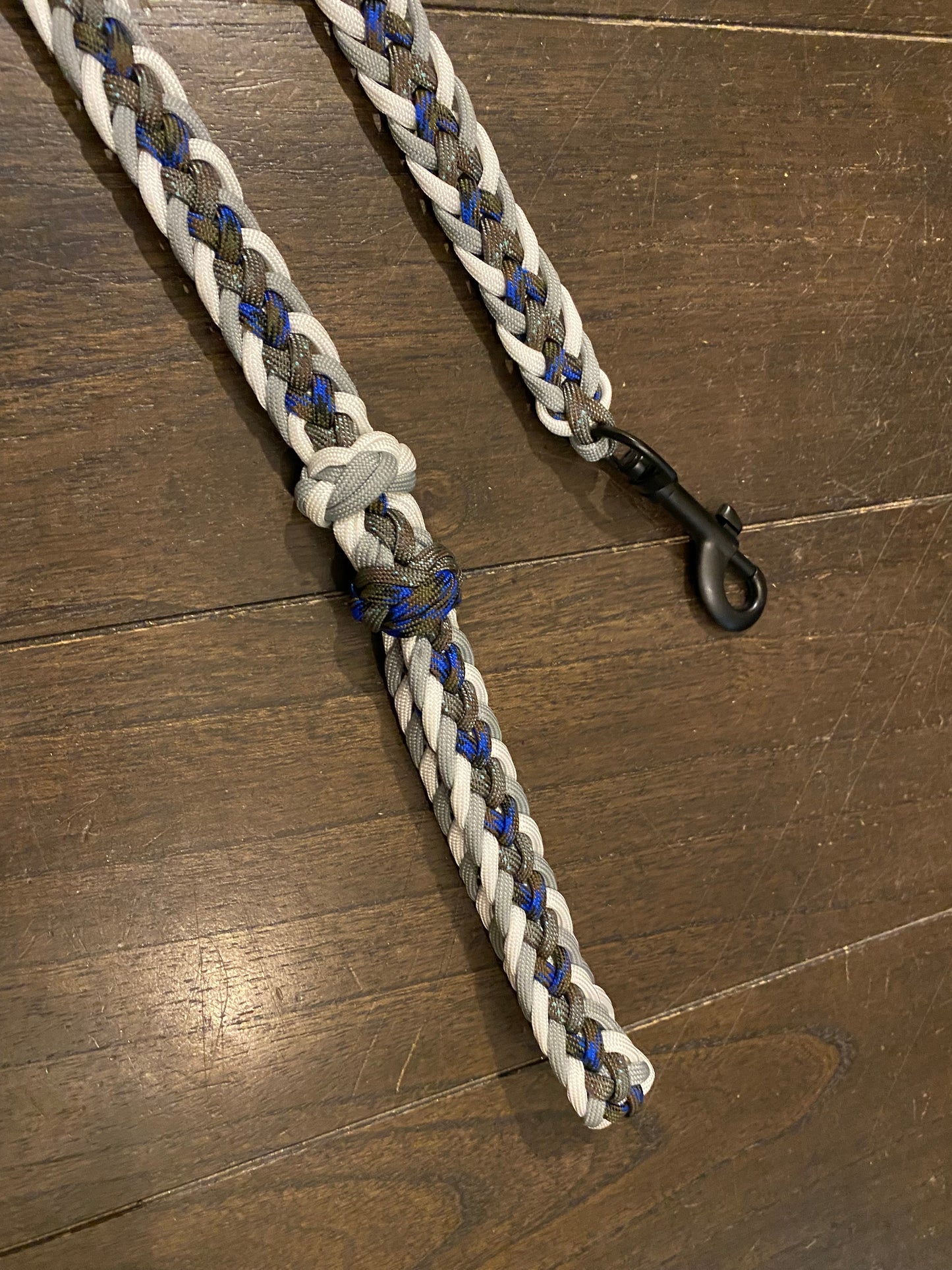 a traffic dog leash made in the Japanese flat weave with white, grey, and blue with matching patterned 550 paracord
