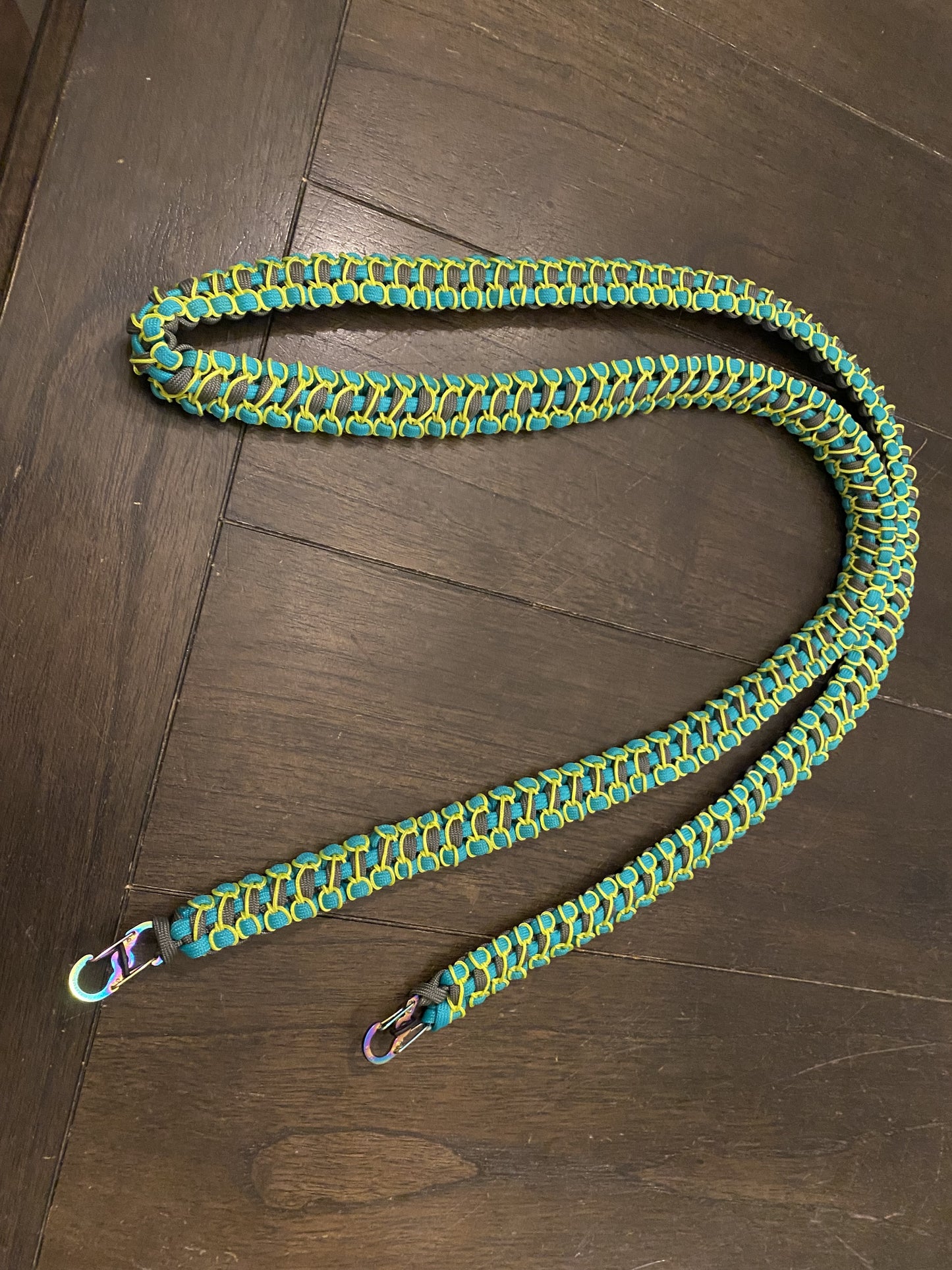a paracord cross body lanyard used to carry a phone without using a pocket.
