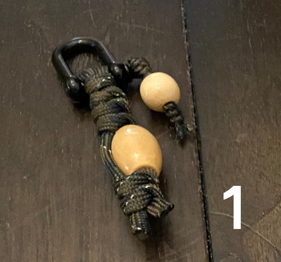 a shackle keychain made with 550 paracord