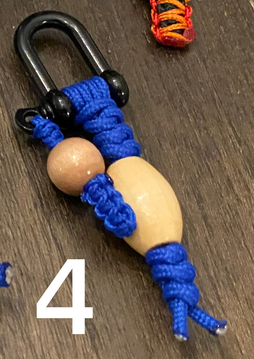 a shackle key chain made with snake knots in 275 cord